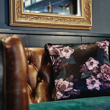 Kings Arms - Egham-Windsor Hotel Buitenkant foto